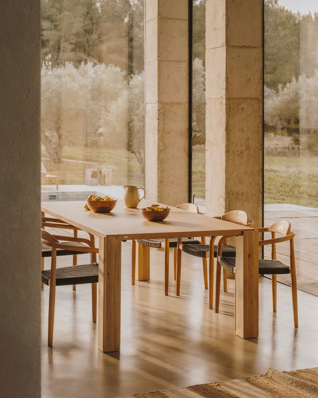 Deyanira Table