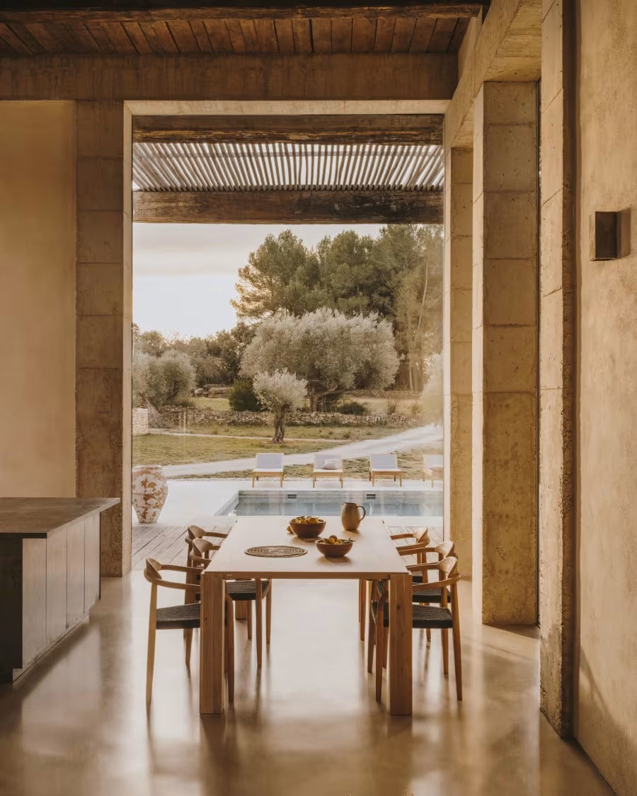 Deyanira Table
