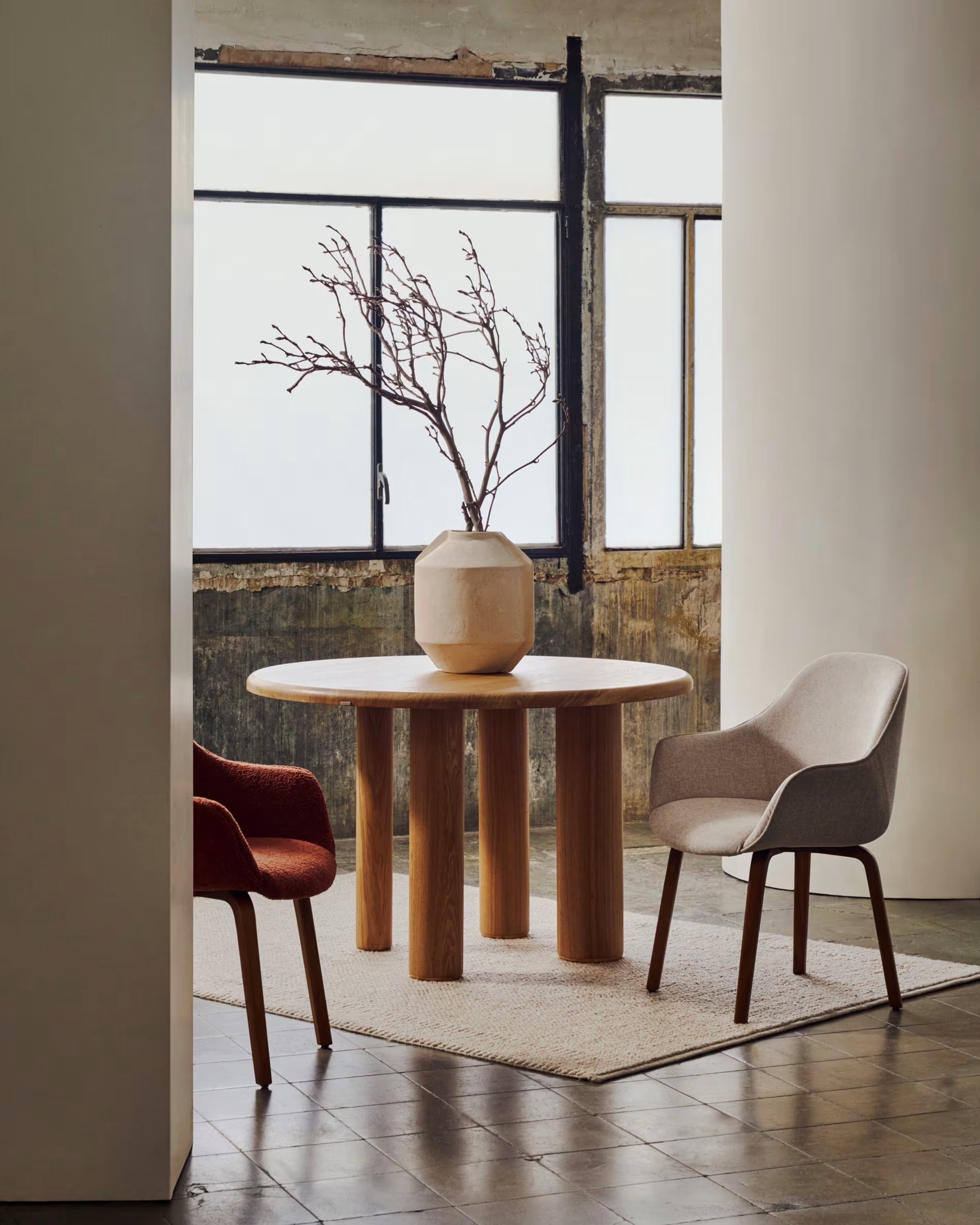 Mailen Round Table in Ash Wood Veneer with Natural Finish