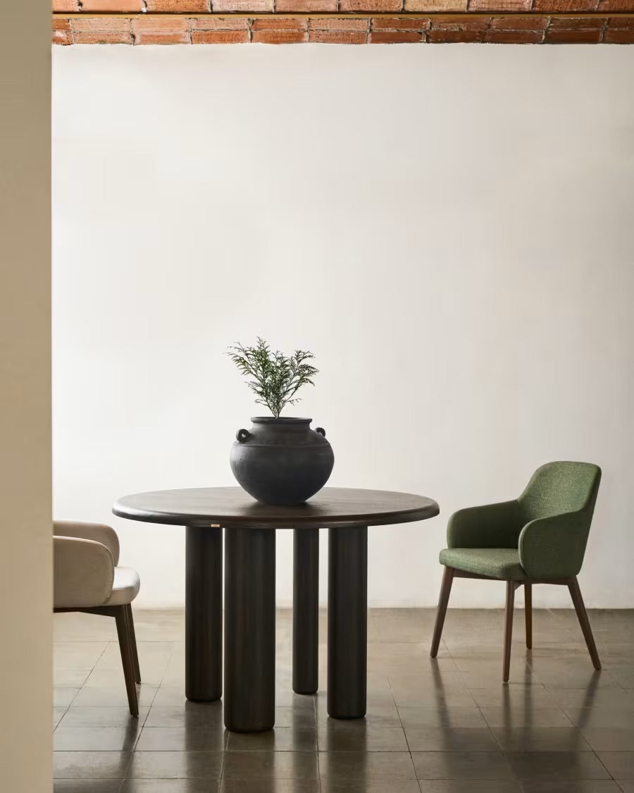 Mailen Round Table in ash wood veneer with dark finish, Ø 120 cm.