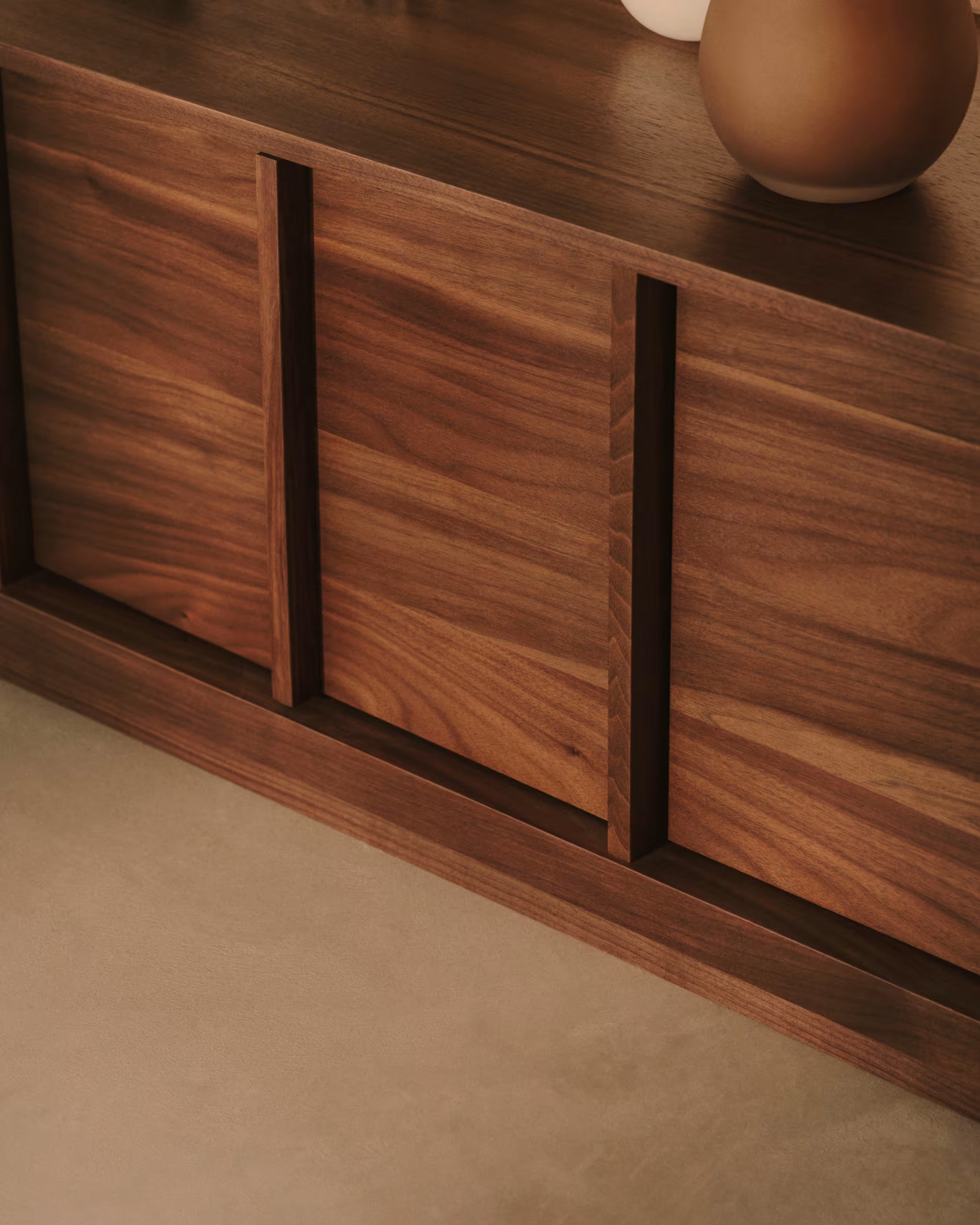 Onix TV stand with a walnut veneer in a dark finish 200 x 45 cm?