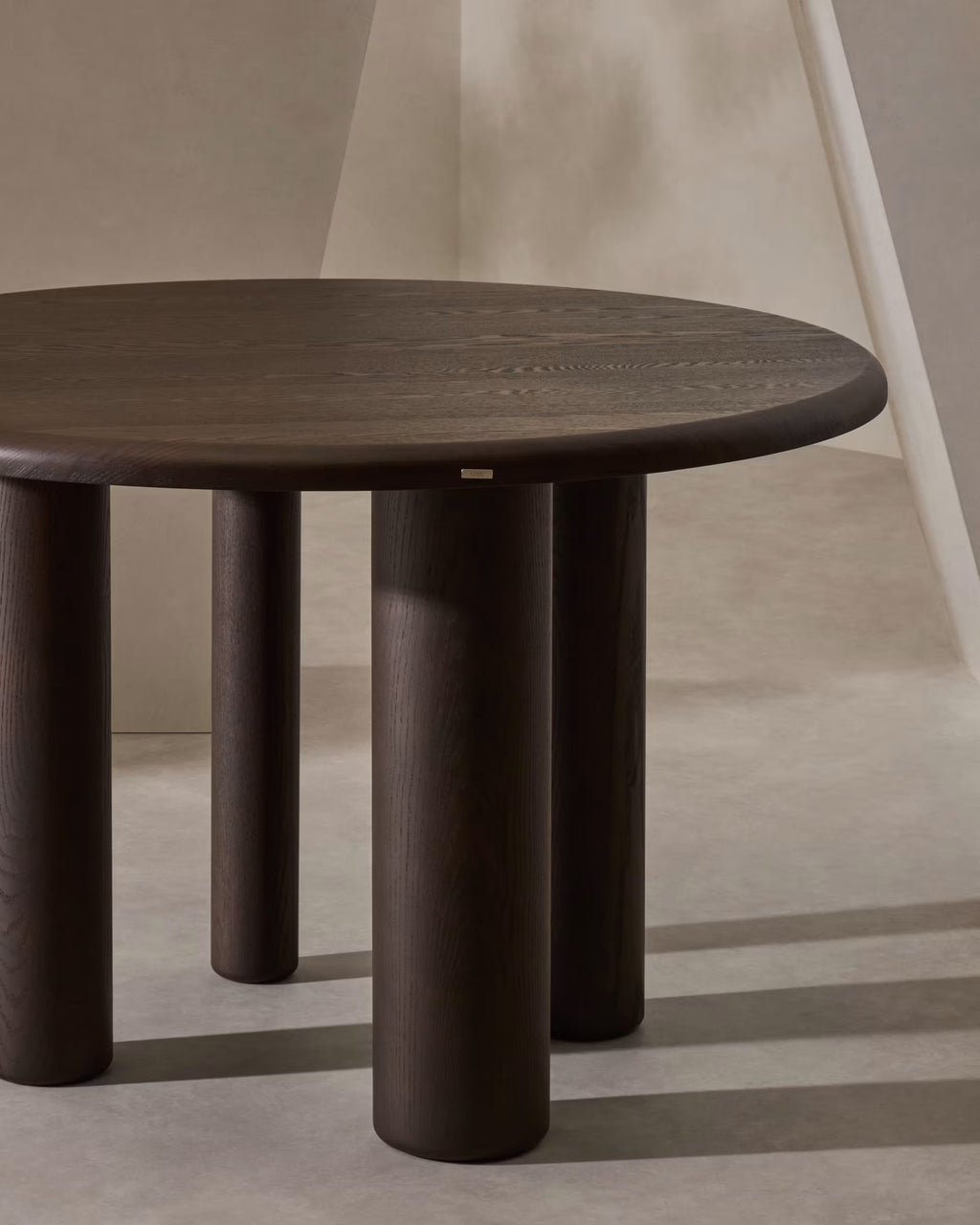 Mailen Round Table in ash wood veneer with dark finish, Ø 120 cm.