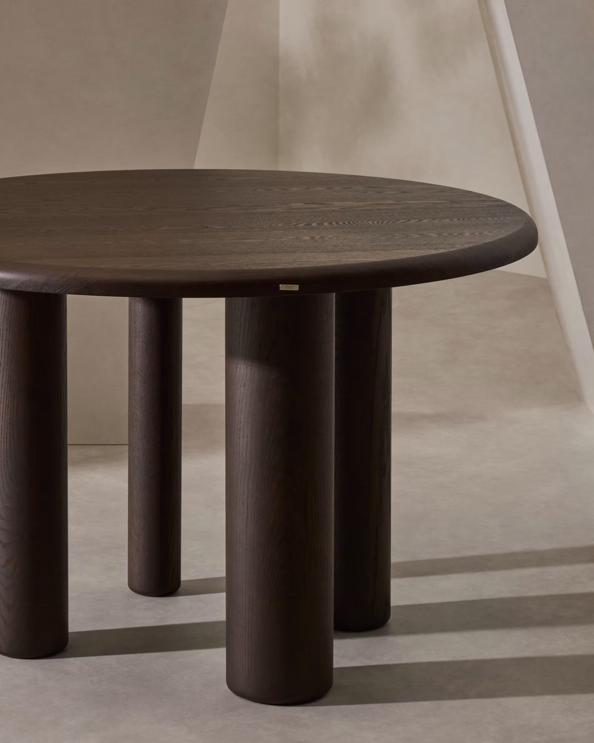 Mailen Round Table in ash wood veneer with dark finish, Ø 120 cm.