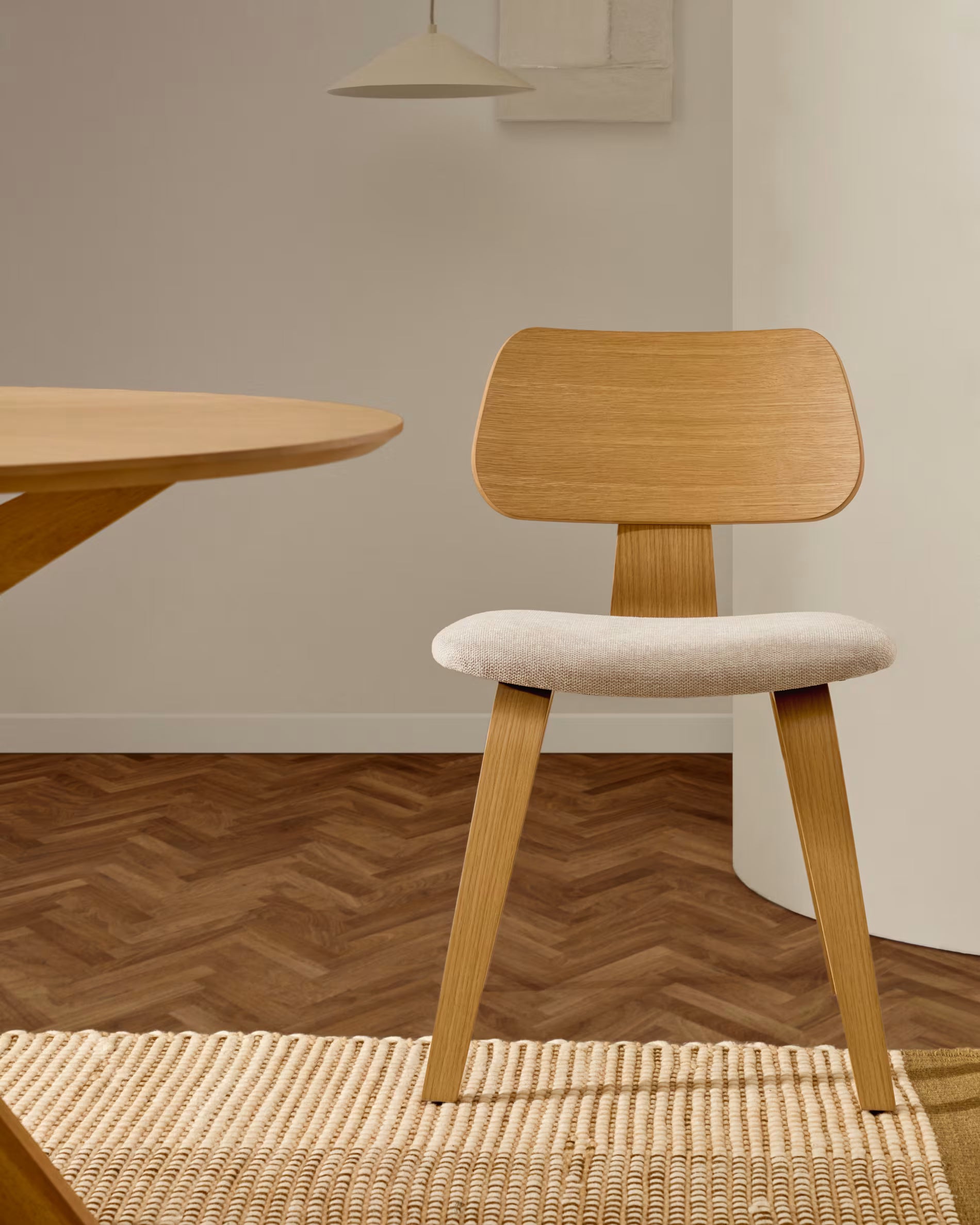 Gena chair in oak veneer and beige chenille.