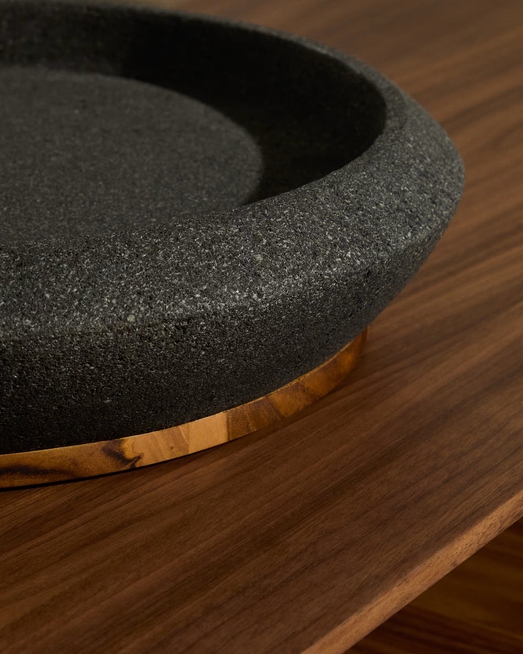 Naro centrepiece in black stone and teak wood ?38cm