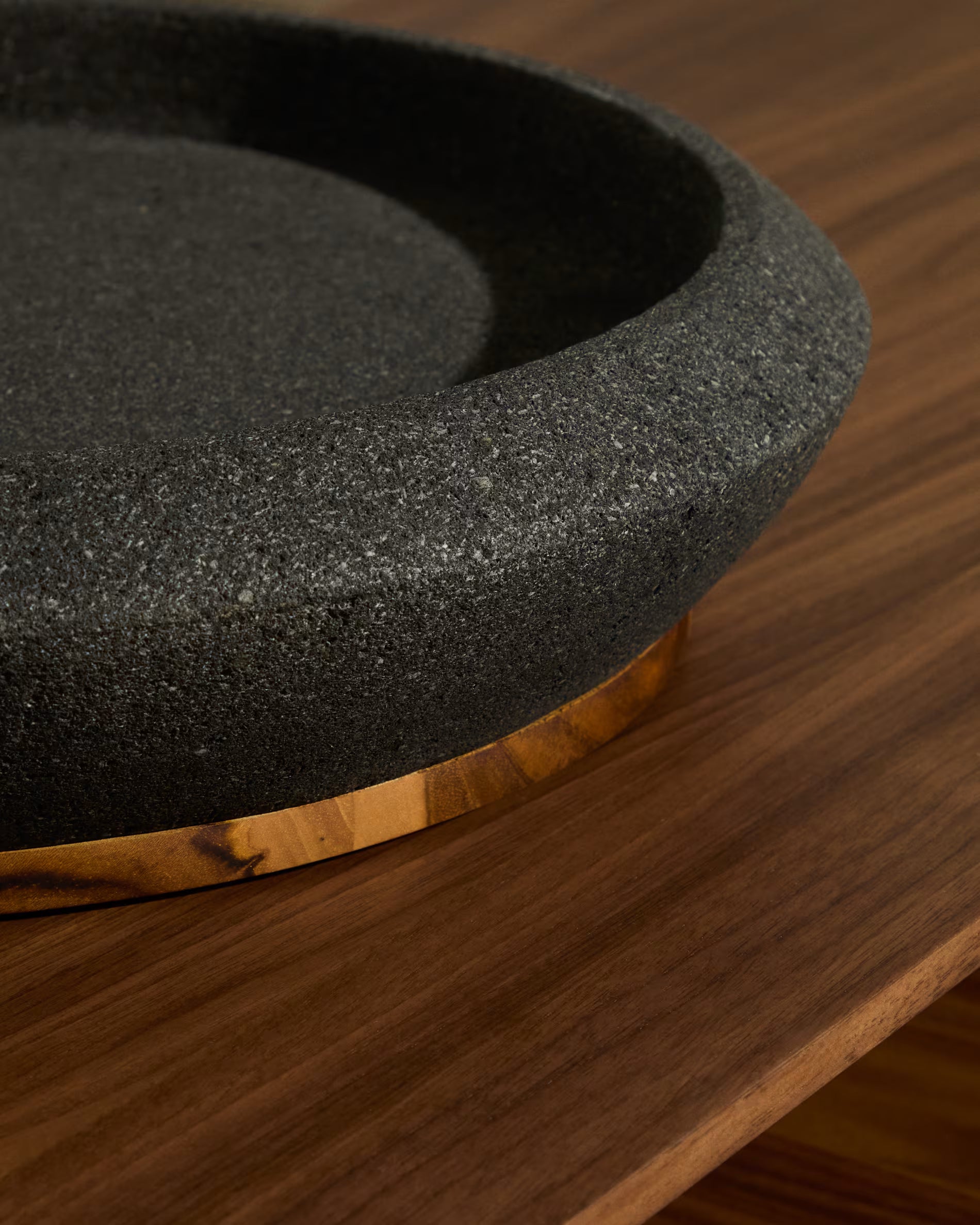 Naro centrepiece in black stone and teak wood ?38cm