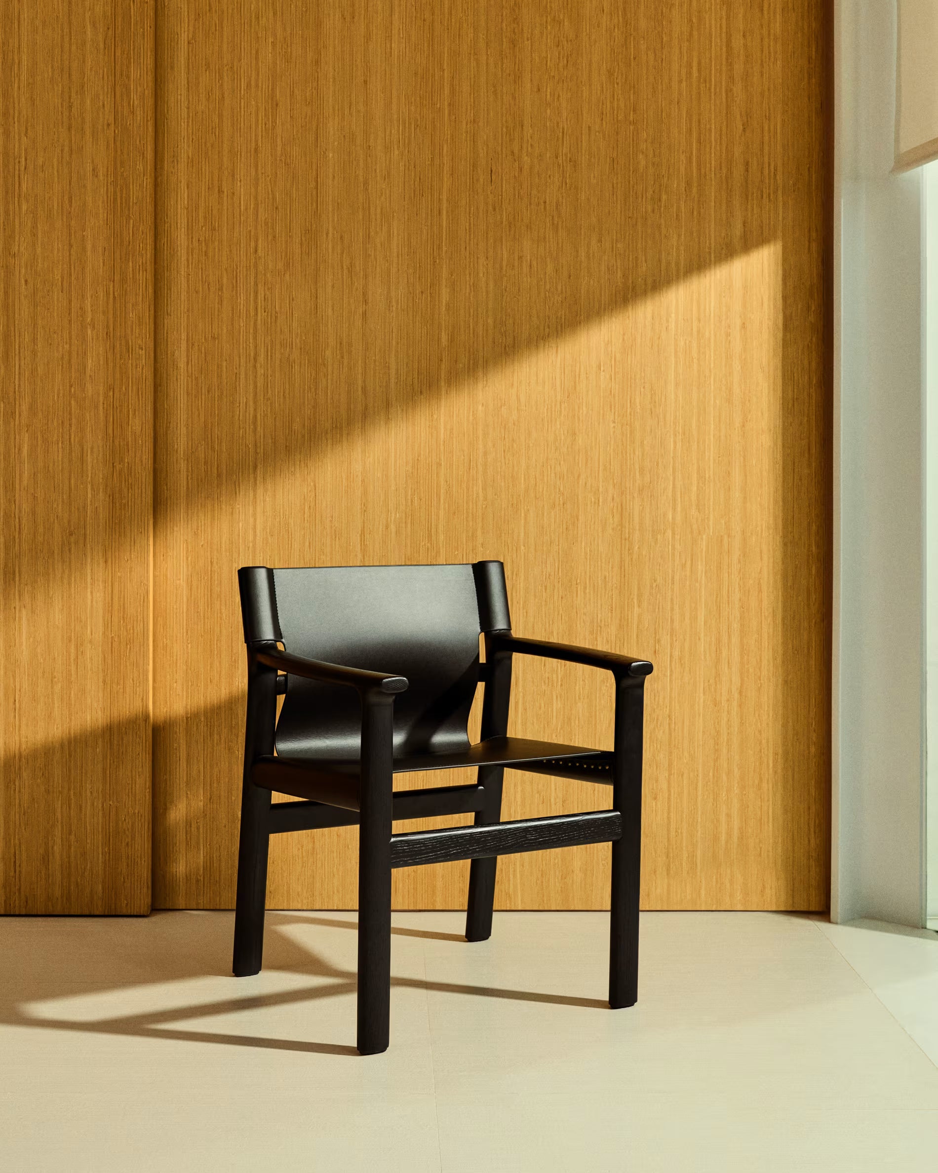 Jan chair made of recycled leather fibres black finish