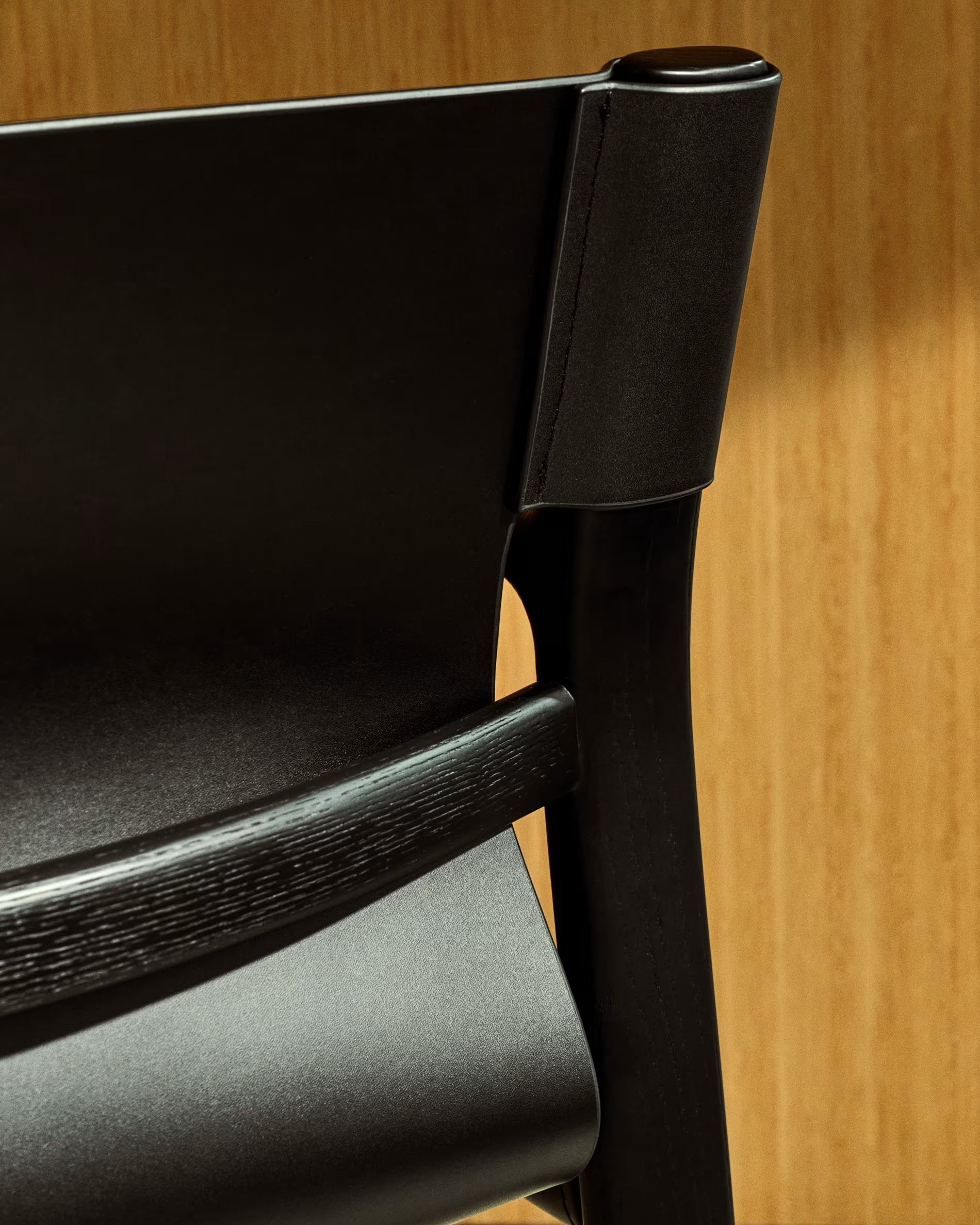 Jan chair made of recycled leather fibres black finish