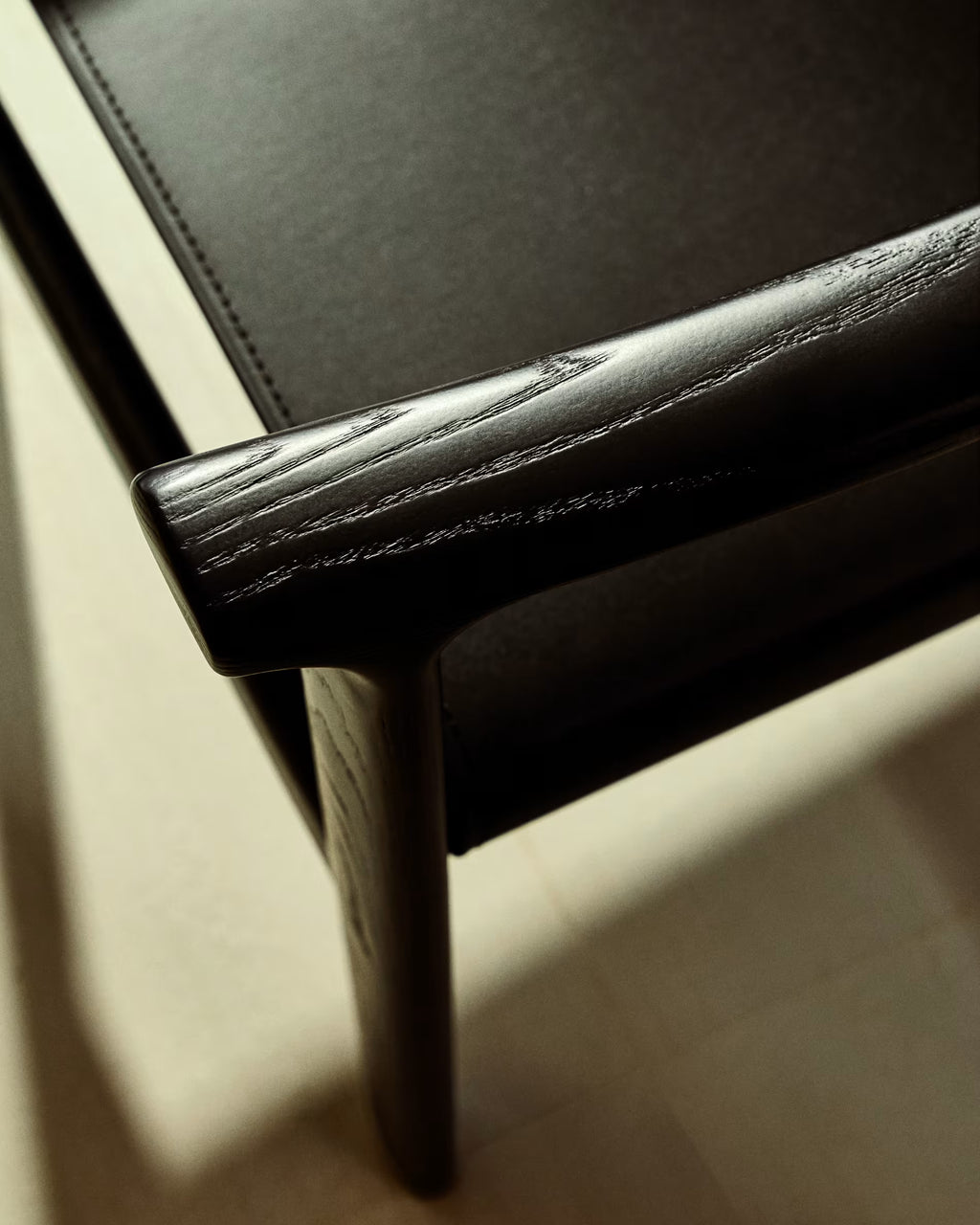 Jan chair made of recycled leather fibres black finish