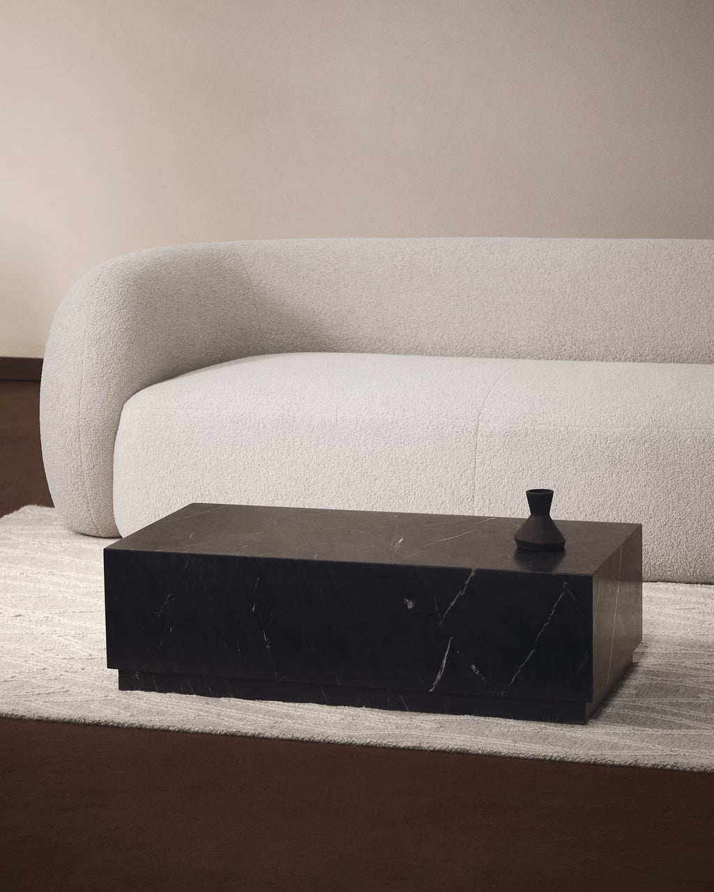 Sorein coffee table in black marble 100 x 50 cm.