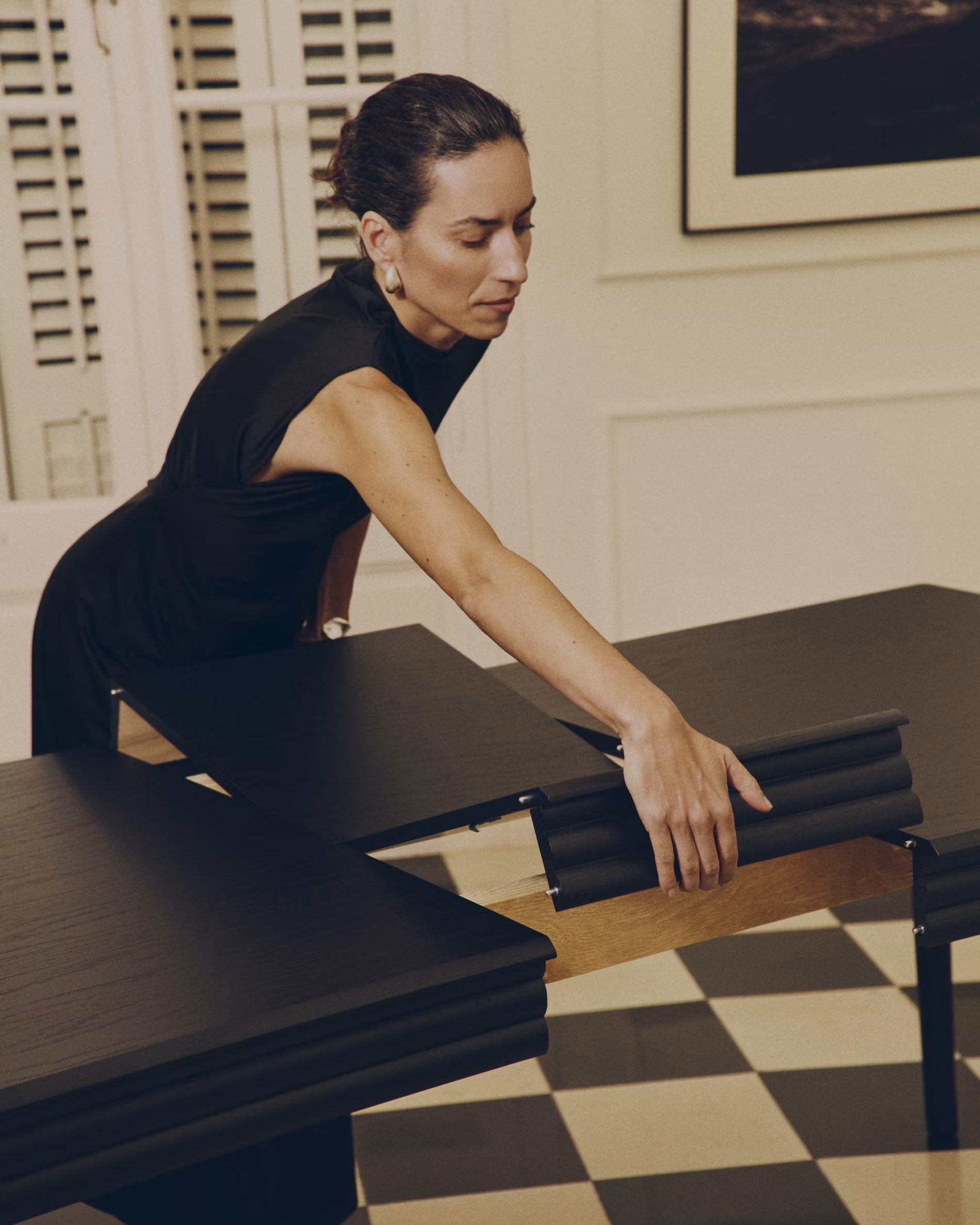 Lenon extending table in black oak veneer and solid oak