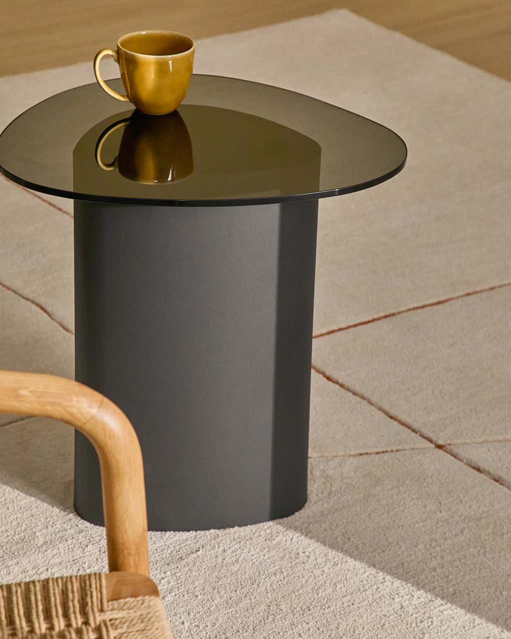 Olir side table in tempered glass 48 x 46,8 cm