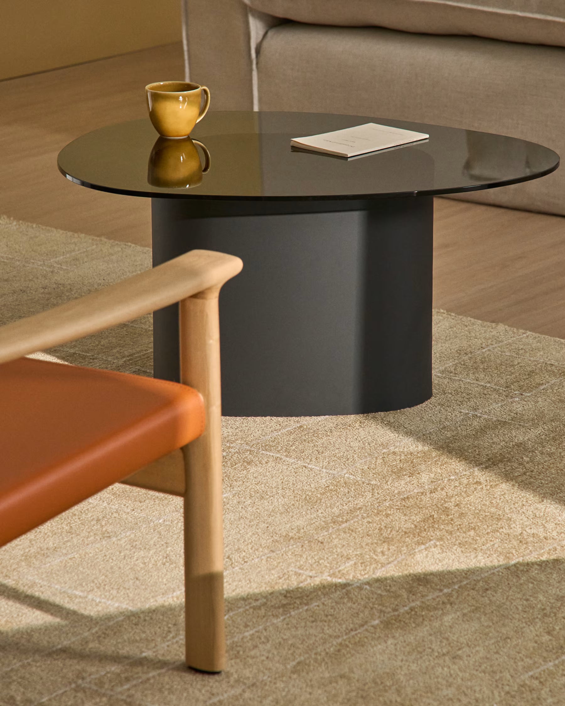 Olir coffee table in tempered glass 82 x 74 cm.