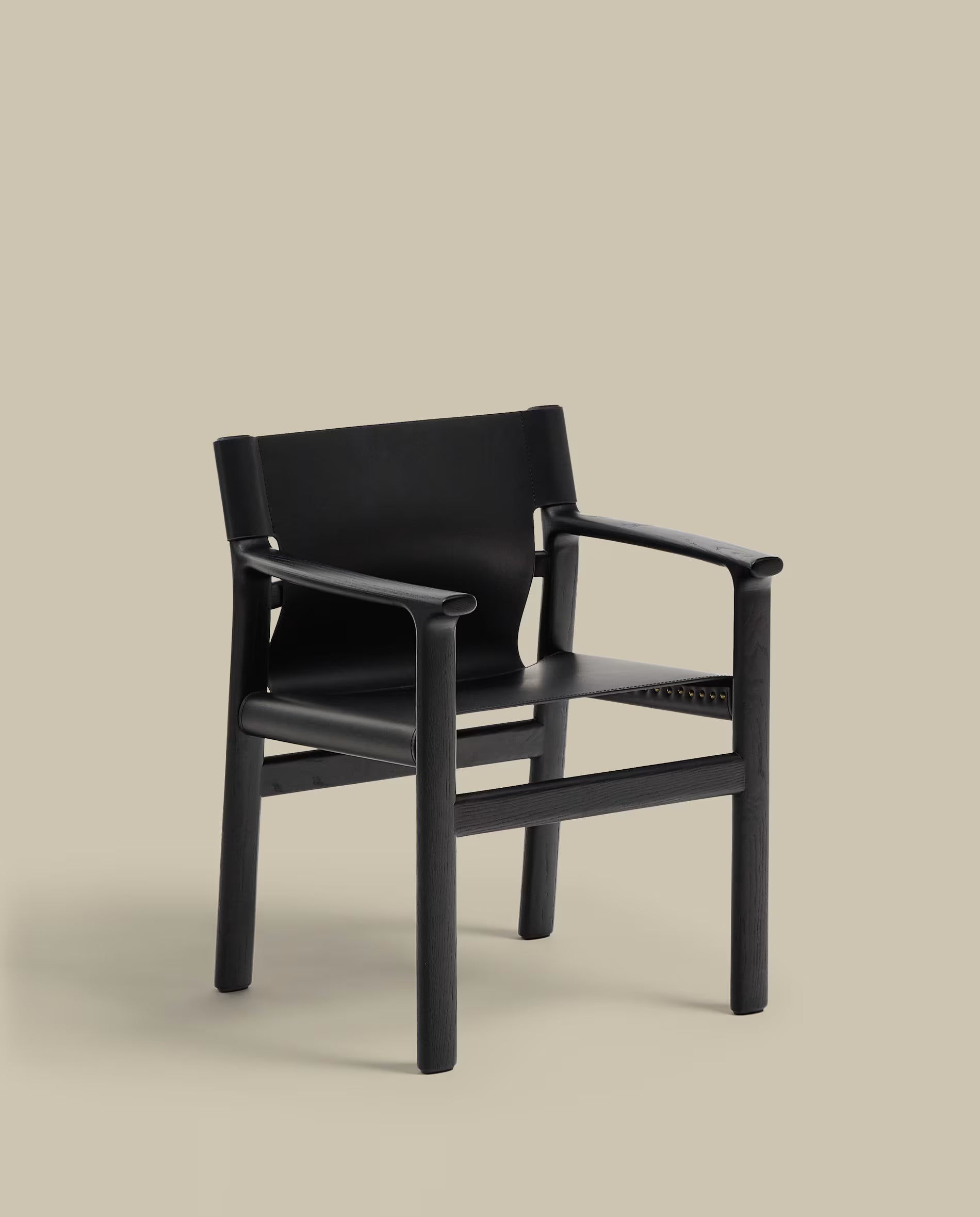 Jan chair made of recycled leather fibres black finish