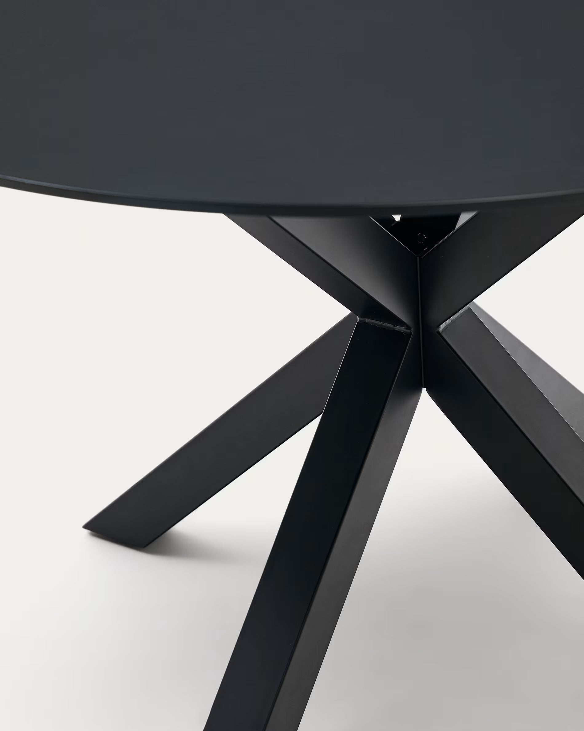 Argo round table with black glass Ø 150 cm