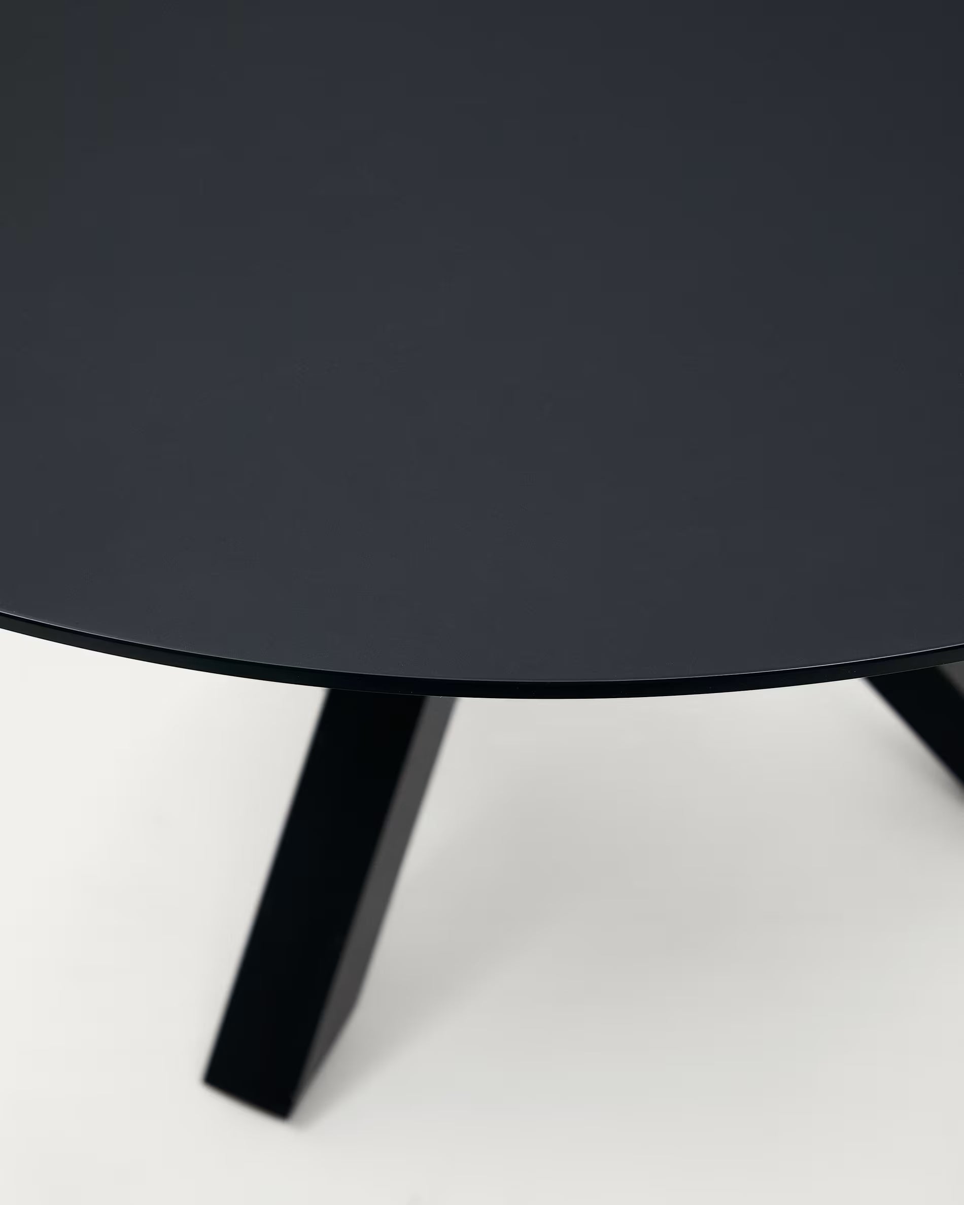 Argo round table with black glass Ø 150 cm