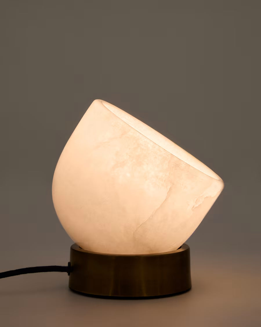 Shenli table lamp in alabaster and metal with a brass finish