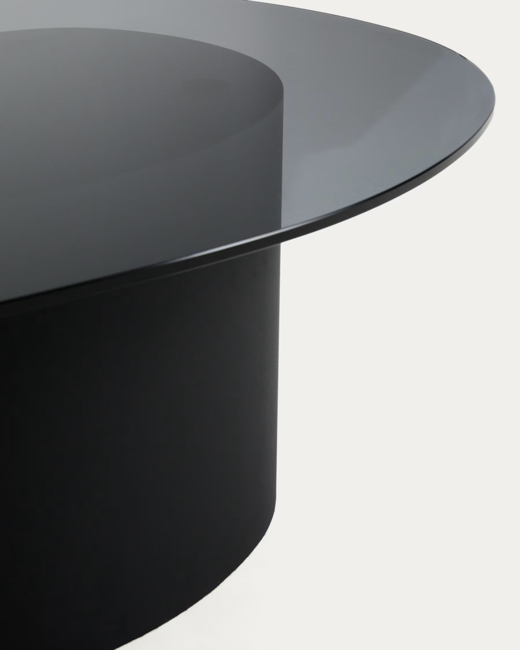 Olir coffee table in tempered glass 82 x 74 cm.