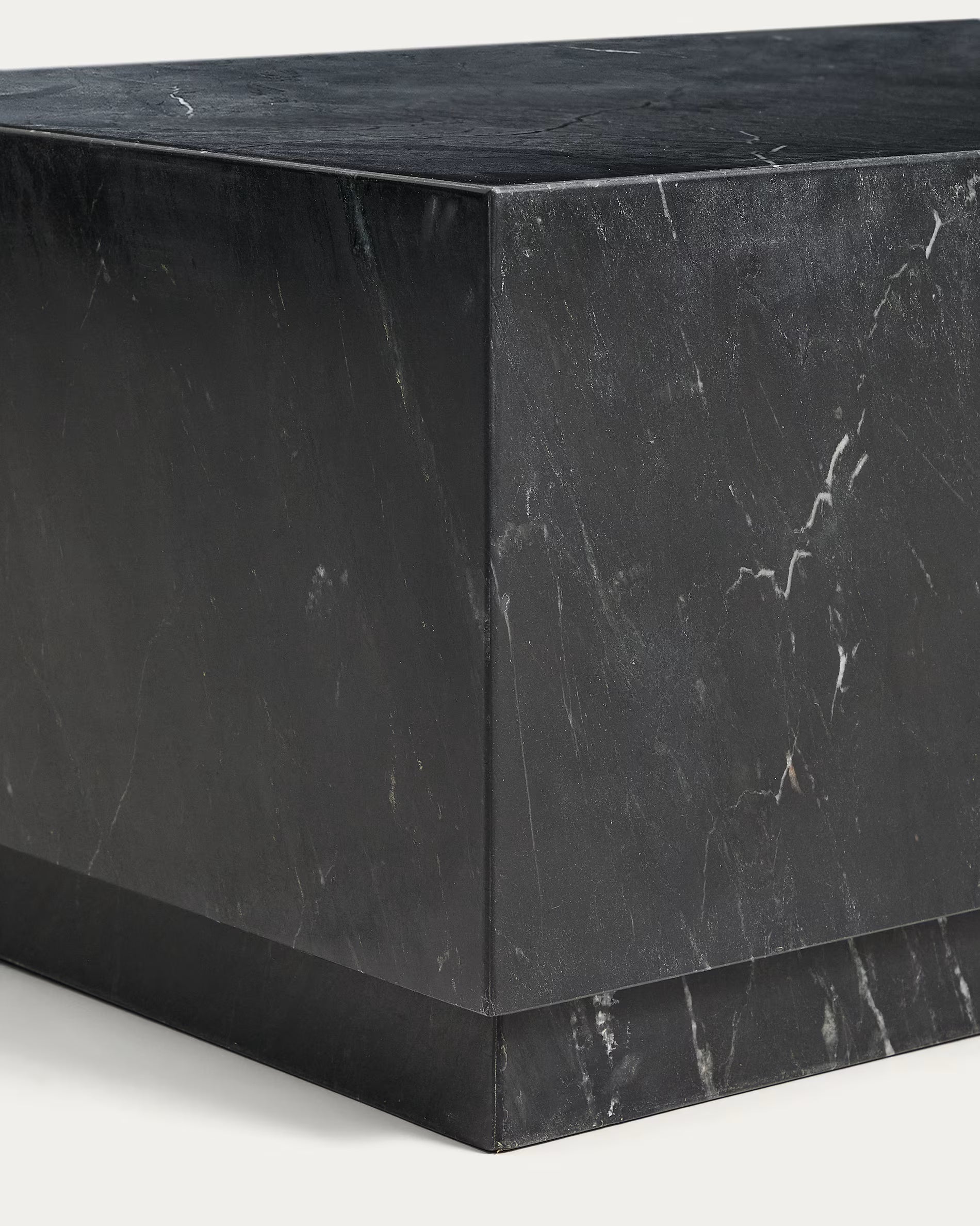 Sorein coffee table in black marble 100 x 50 cm.