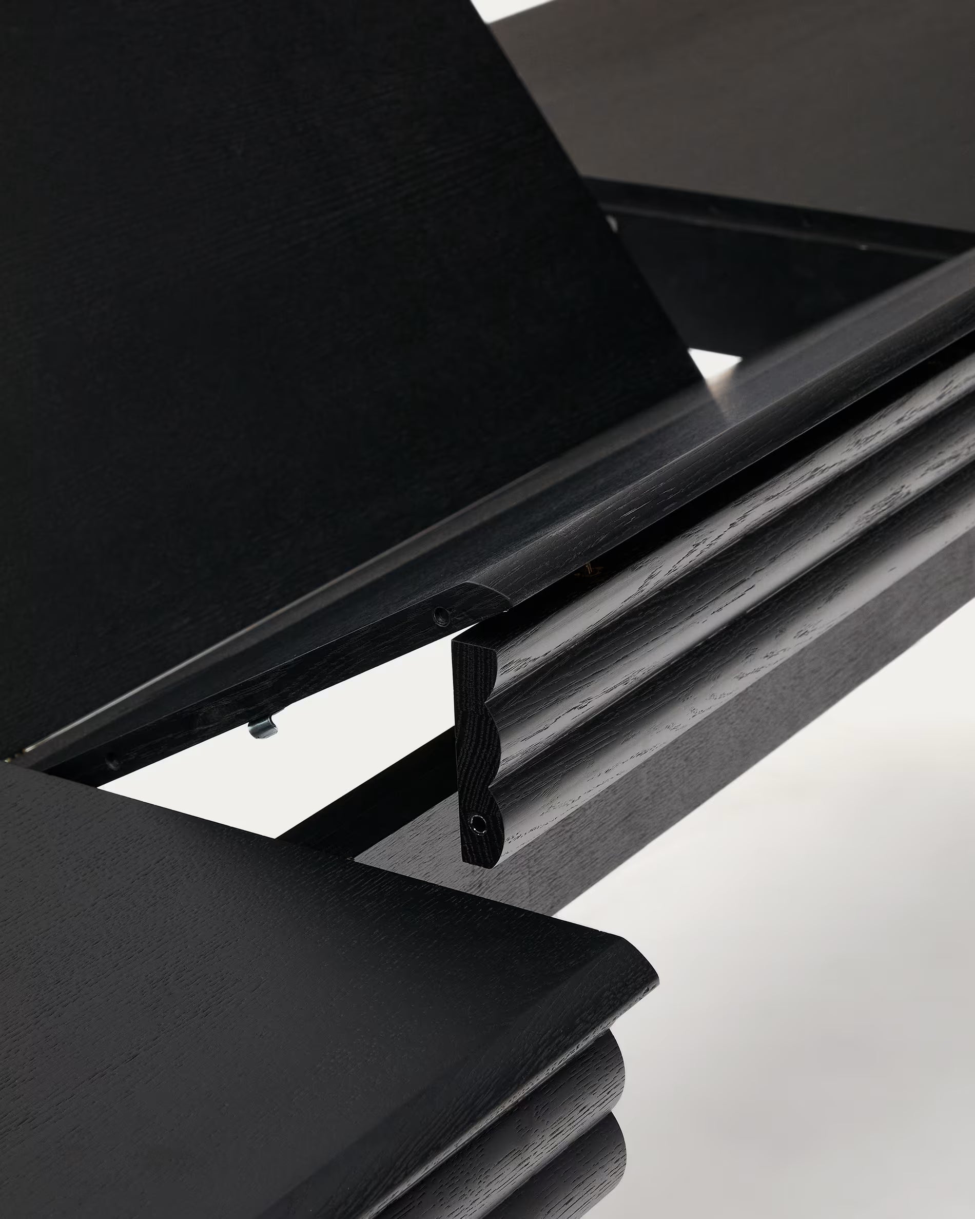 Lenon extending table in black oak veneer and solid oak